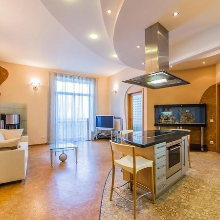 3-Room Apartments On Khreshchatyk. Building With Star Kiev Exterior foto