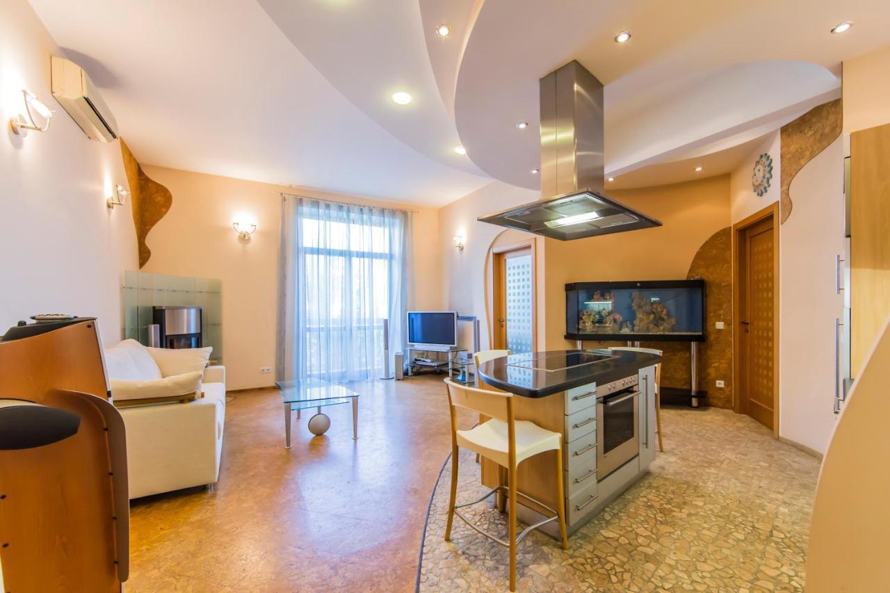 3-Room Apartments On Khreshchatyk. Building With Star Kiev Exterior foto