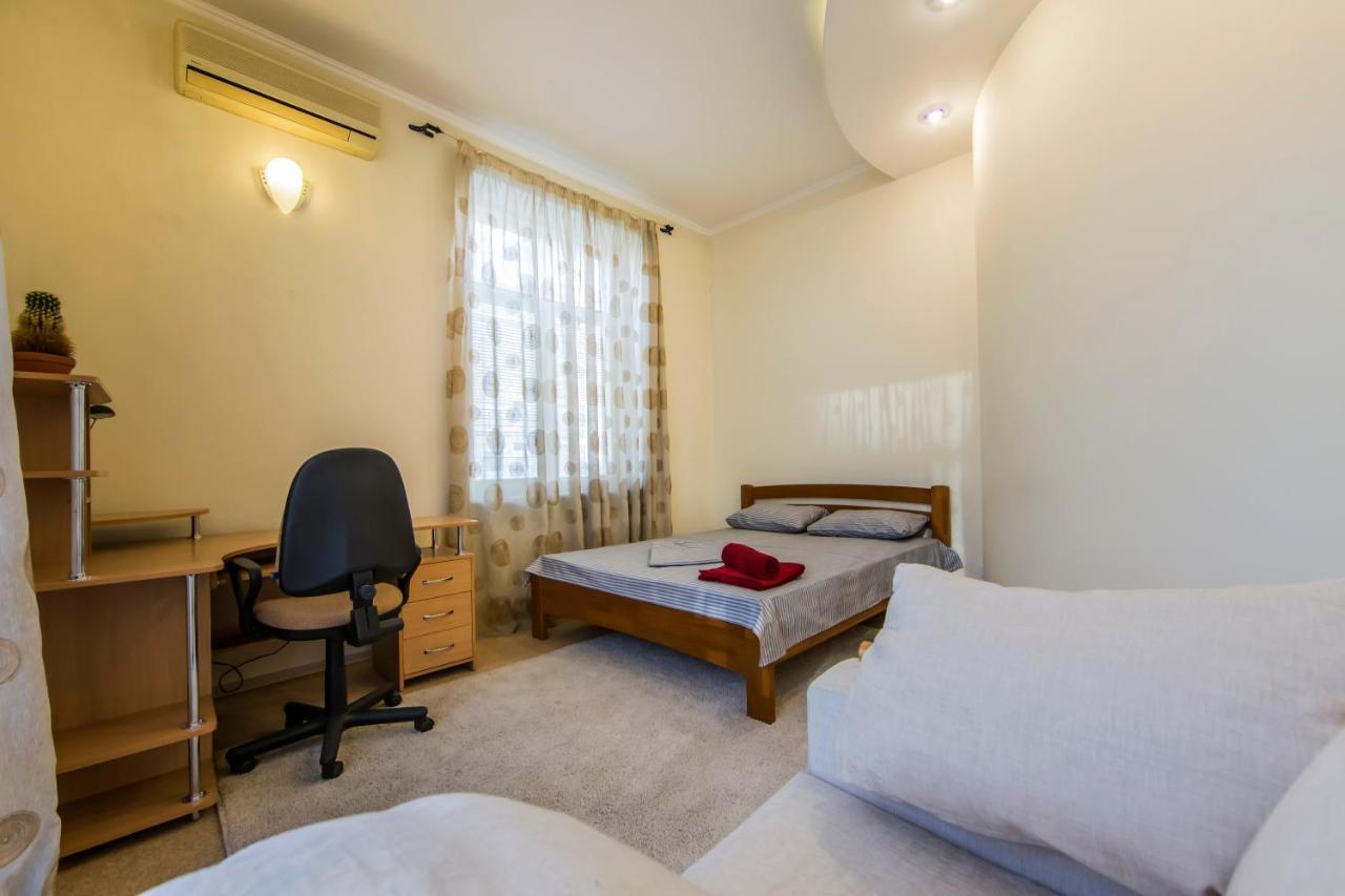 3-Room Apartments On Khreshchatyk. Building With Star Kiev Exterior foto